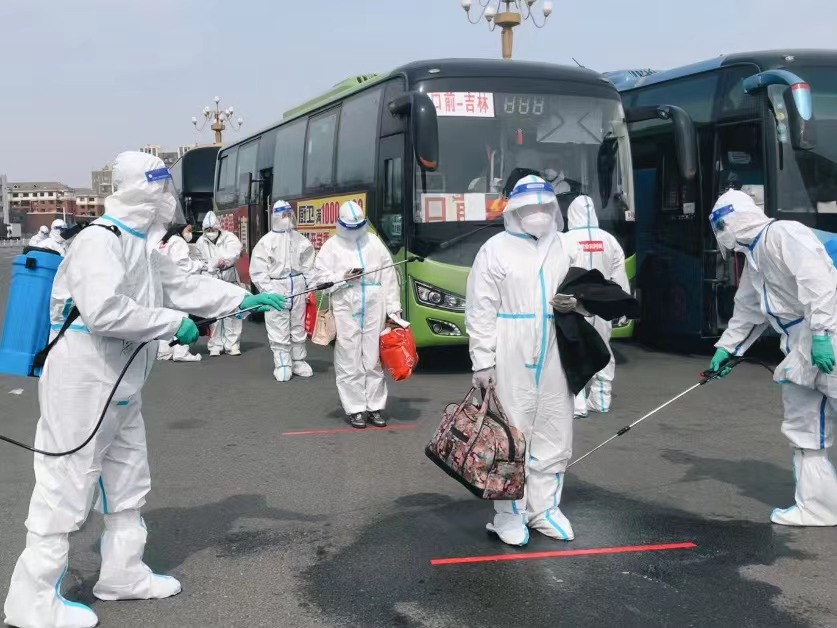 4月9日，在吉林市高速公路口，返乡农民排队登上返乡大巴。（新华社记者邵美琦摄）