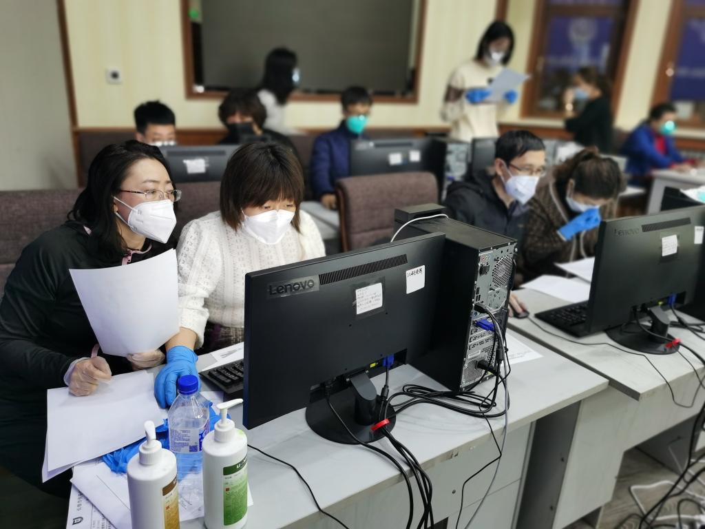 吉林省卫生健康信息中心工作人员王秋月（前排左二）正在工作。（采访对象提供）