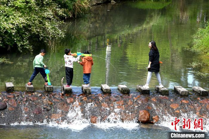 市民在九峰村游山玩水。　王东明 摄