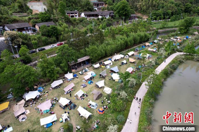 九峰村青山绿水吸引民众前来露营游玩。　王东明 摄