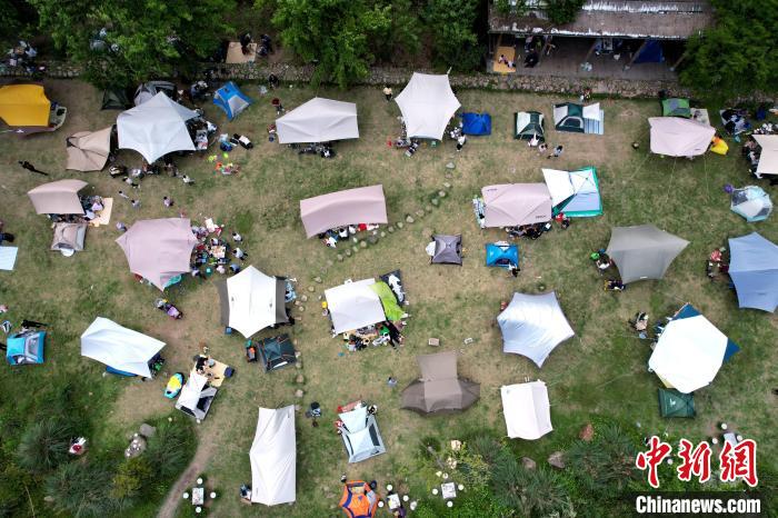 市民在九峰村“安营扎寨”，享受假期。　王东明 摄