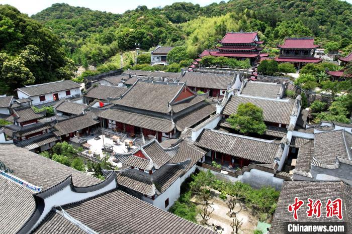 林阳寺殿堂雄伟壮观，佛像庄严肃穆。　王东明 摄