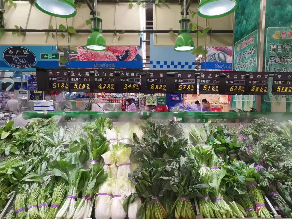 5月3日,在漳州市芗城区大润发超市内,各种蔬菜一应俱全。新华社记者吴剑锋摄