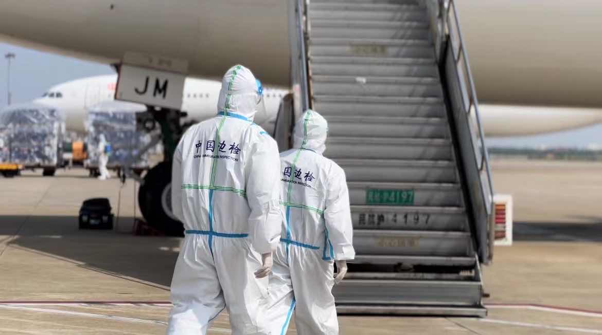上海机场边检站移民管理警察登机查验。&nbsp; 本文图片 上海边检供图