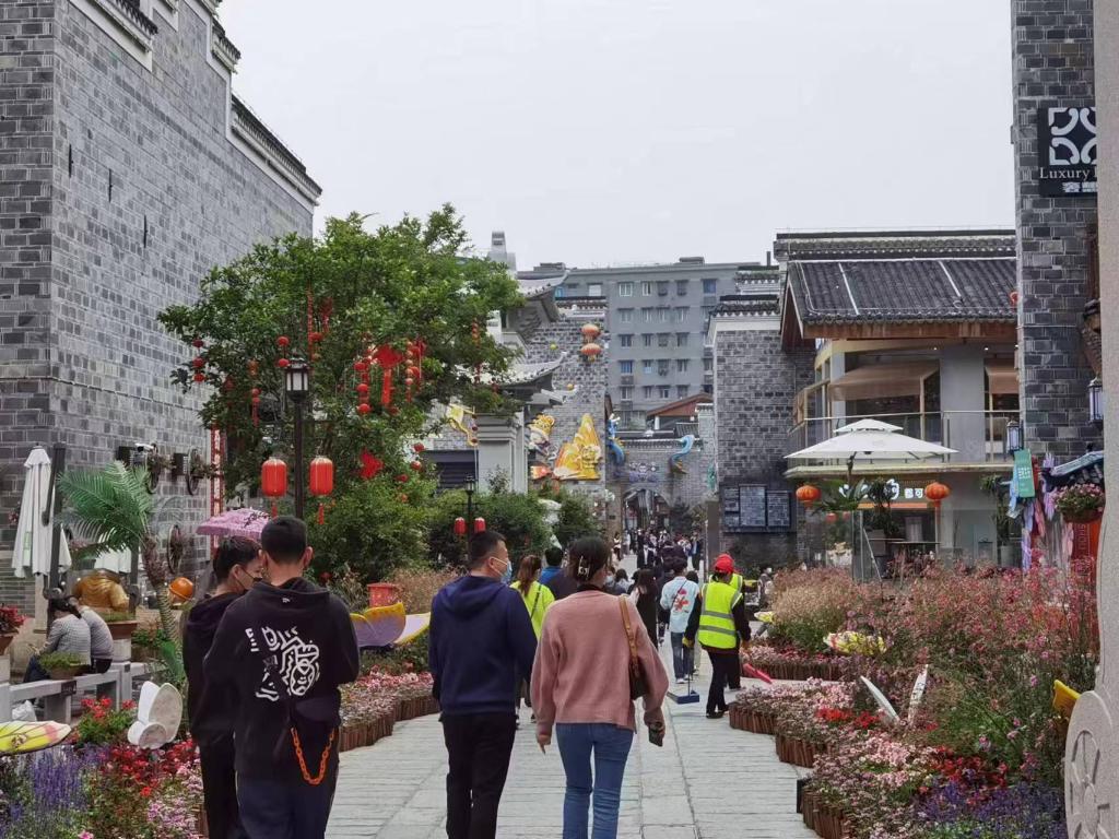 “五一”假期，南昌万寿宫历史文化街区吸引大批游客。（受访者供图）