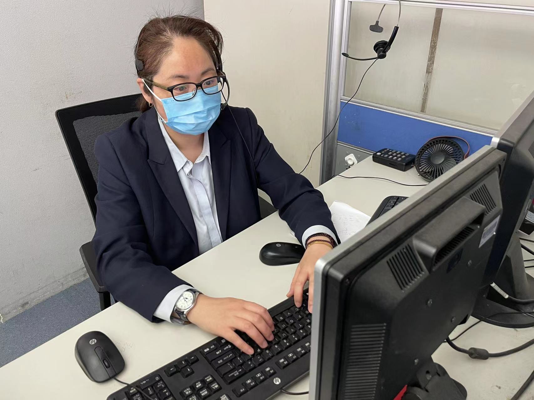 缪丽敏在12315话务平台办公&nbsp; &nbsp;本文图片均为受访者供图