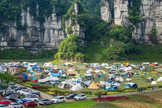 5月2日，人们在重庆市南川区万卷书台景区露营游玩。图片来源：新华社发（瞿明斌摄）