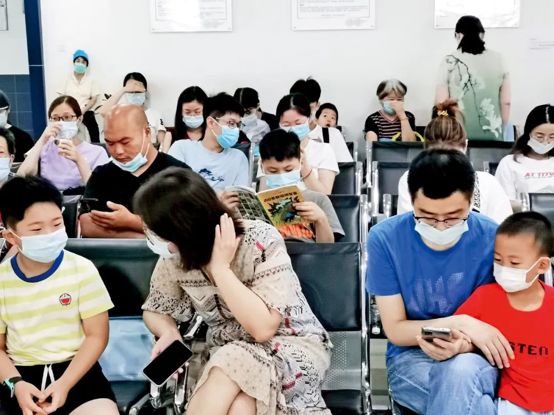 2021年7月21日,江苏苏州市华夏口腔医院里,不少家长带着孩子等待就诊。图/IC