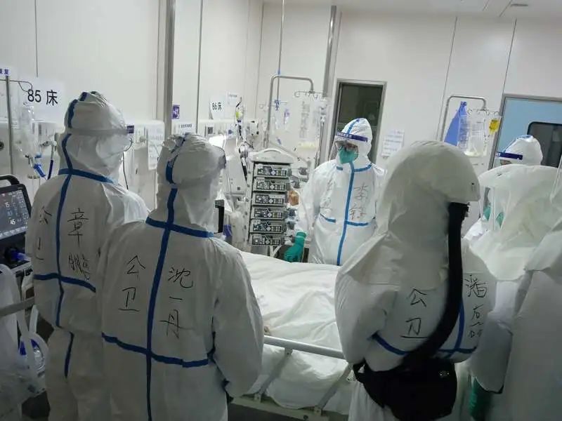 上海市公共卫生临床中心的医护人员在查房、交班(受访医院供图)