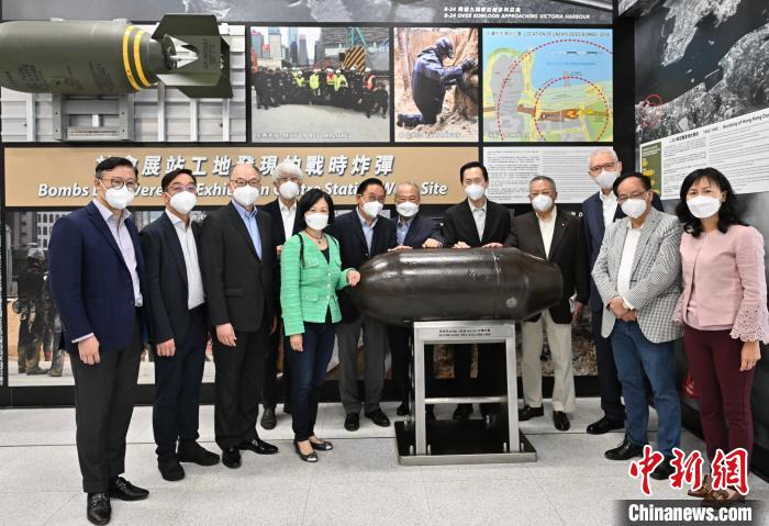 香港特区行政会议非官守议员参观即将启用的港铁会展站。　香港特区政府新闻处供图