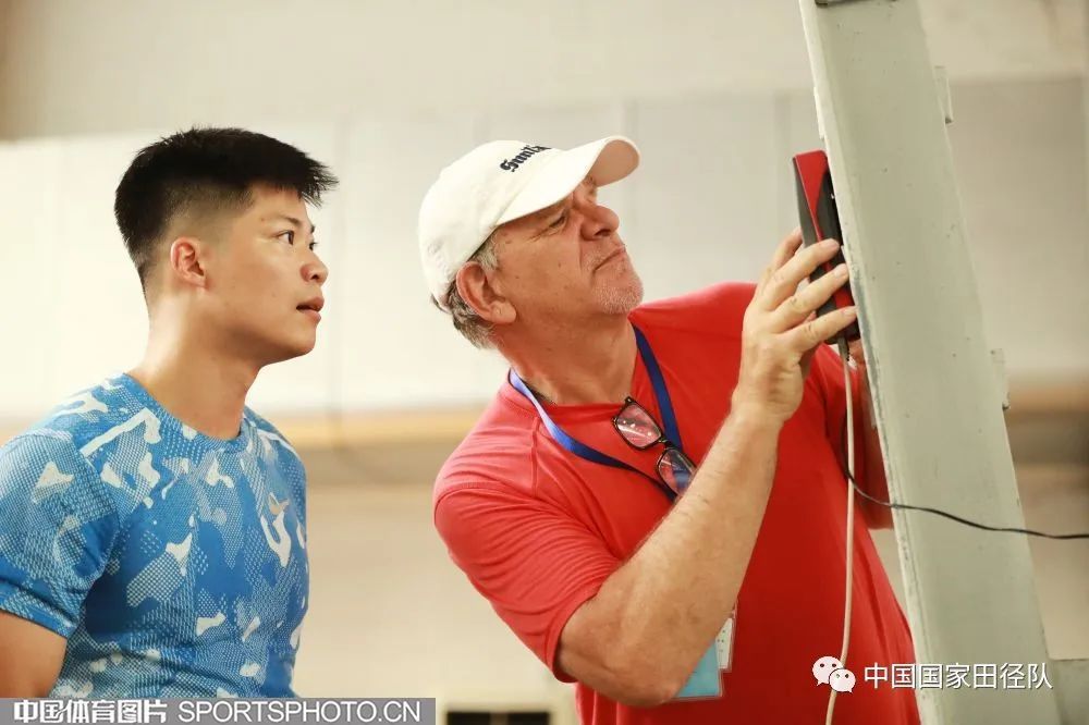 苏炳添和兰迪·亨廷顿。