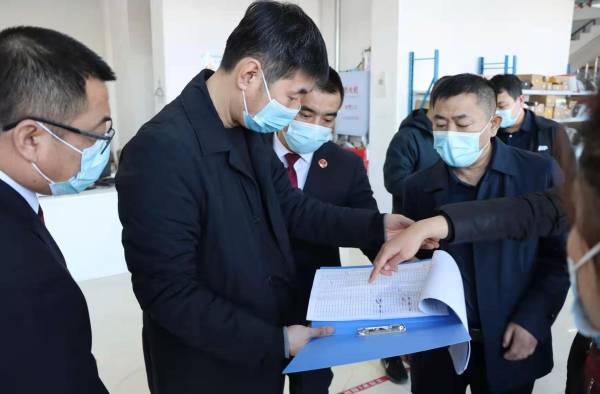 检察官查看快递站点防疫情况并指出存在的问题