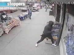 纽约两劫匪当街挥大锤砸商店橱窗 明目张胆抢劫珠宝