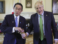 日本首相访英和约翰逊试吃福岛爆米花 日民众表达不满