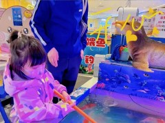 组图：王祖蓝李亚男带女儿们出游 开心过五一假期