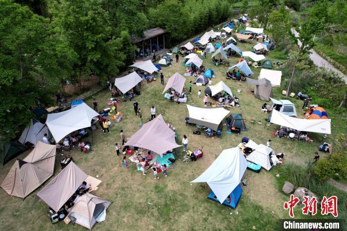 资料图：“五一”假期，福州郊外露营游火爆。　王东明 摄