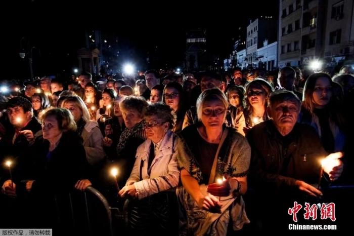 资料图:塞尔维亚民众纪念北约轰炸南联盟时的死难者。