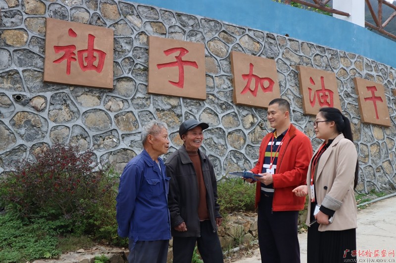 土博镇纪委干部向北伍屯村民询问村貌改造工程开展进度