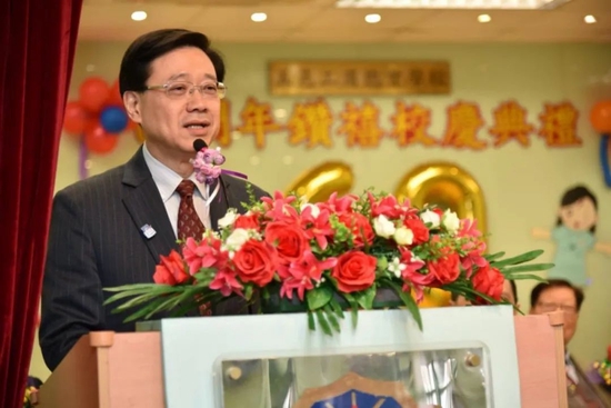 ·2018年2月,李家超在五邑工商总会学校60周年校庆典礼上发言。(受访者供图)