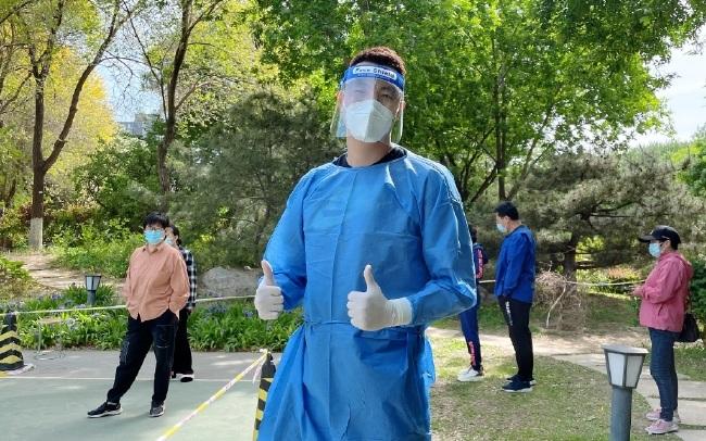 翟晓川在社区当志愿者协助疫情防控工作。 图/翟晓川微博