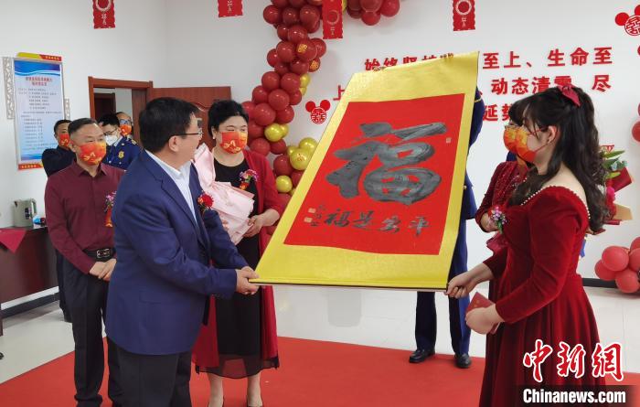 图为新人获赠书画作品。 徐巧明 摄