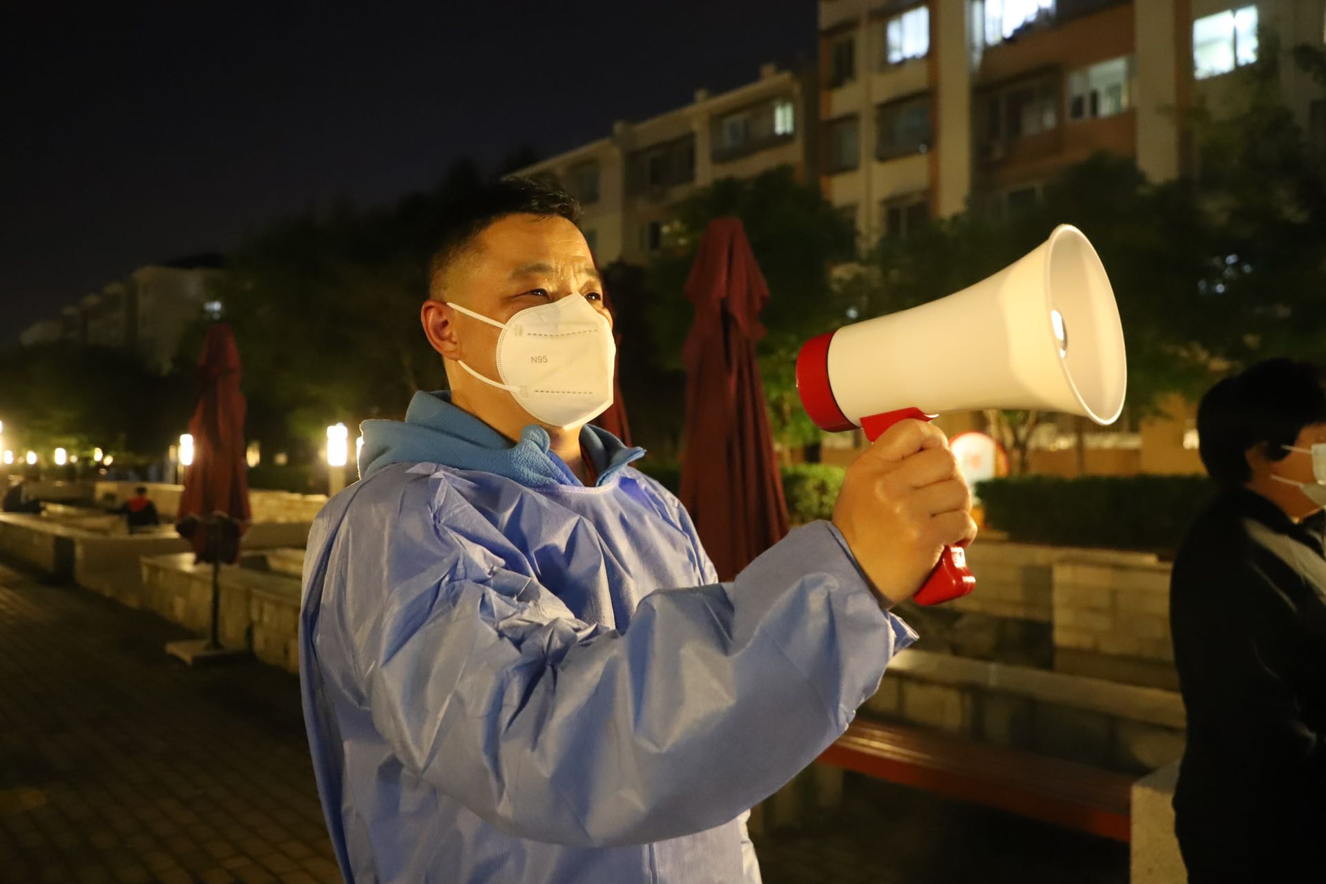 8日入夜，胜利街道怡馨二社区的工作人员依然坚守岗位为居民服务