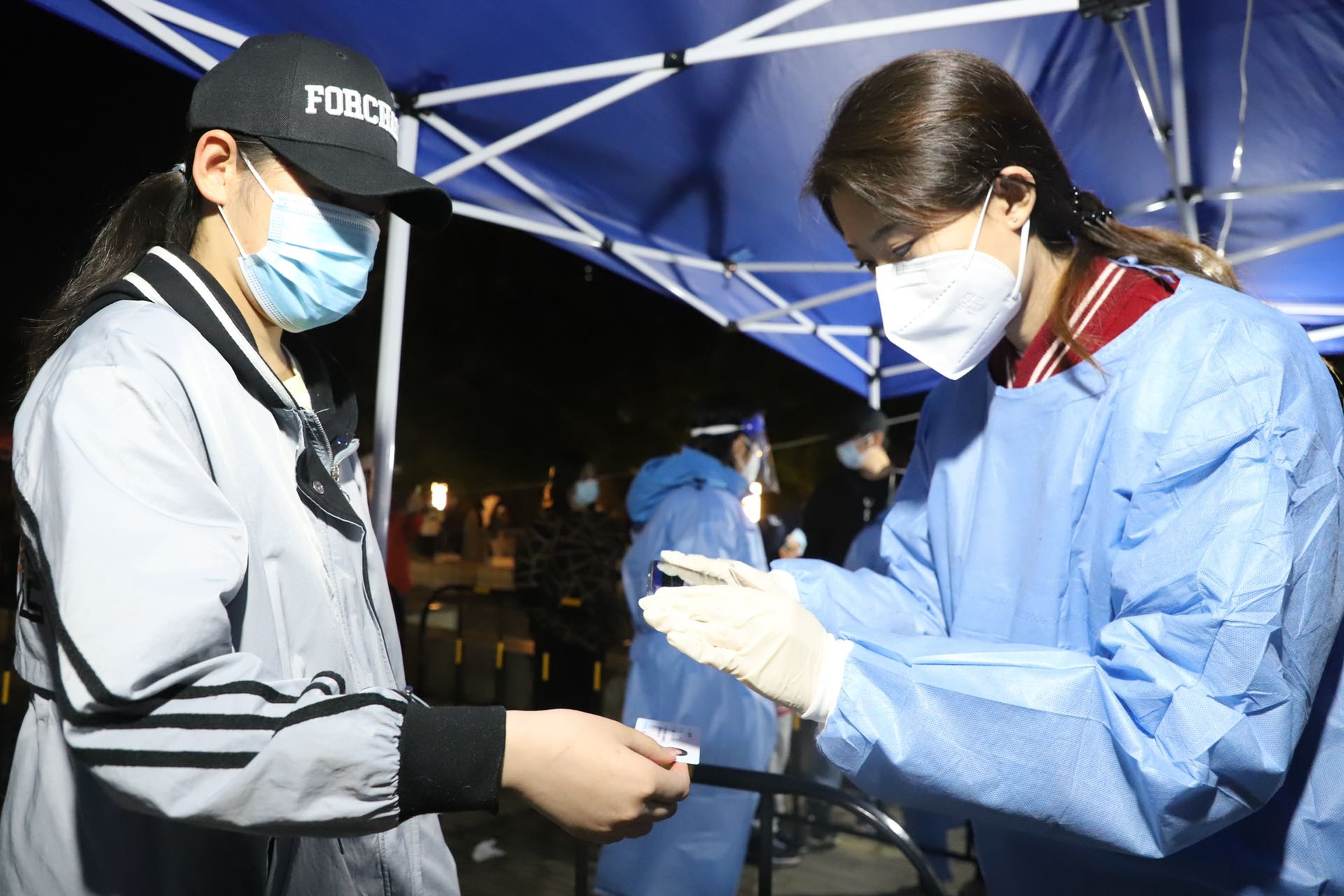 8日入夜，胜利街道怡馨二社区的工作人员依然坚守岗位为居民服务