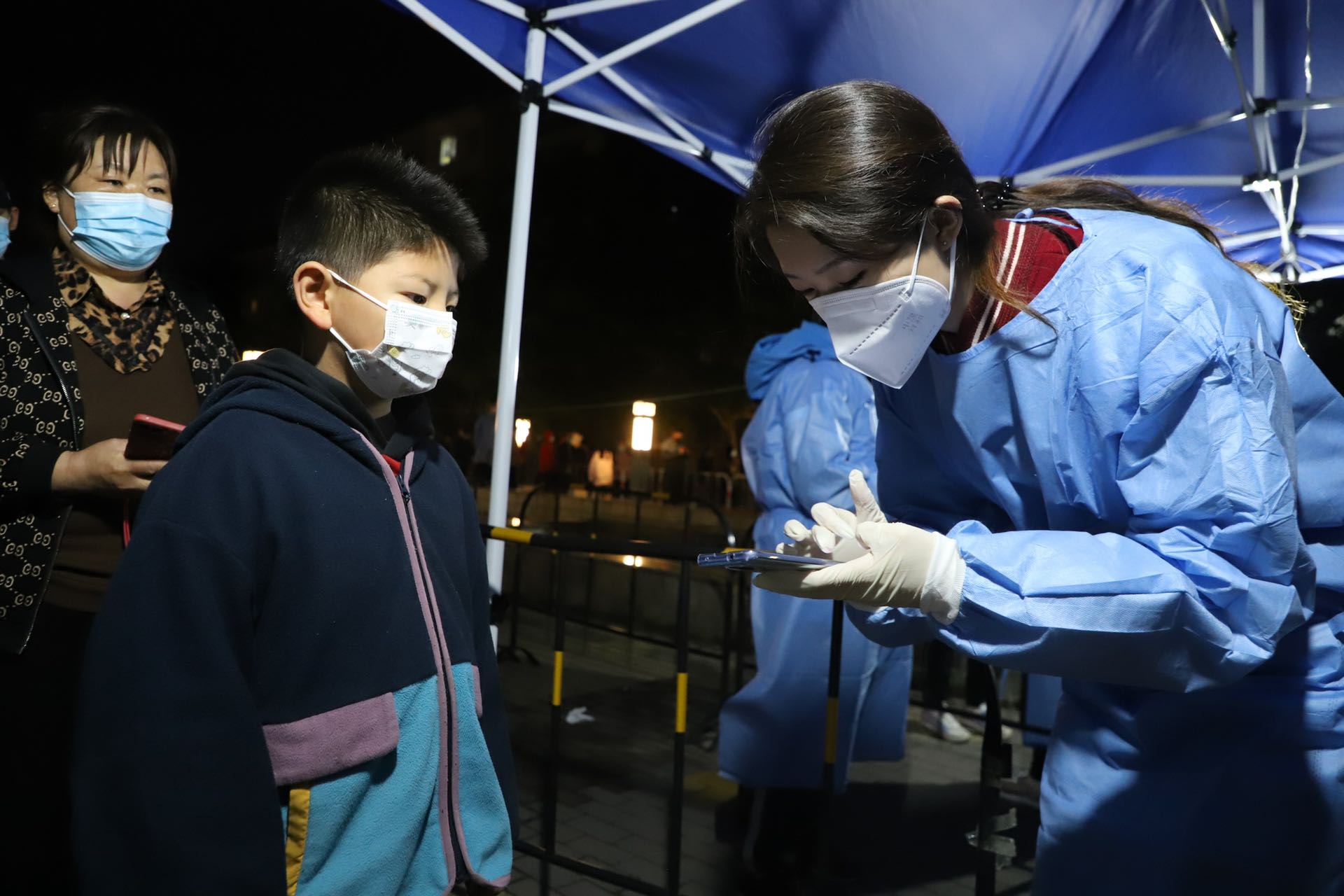 8日入夜，胜利街道怡馨二社区的工作人员依然坚守岗位为居民服务