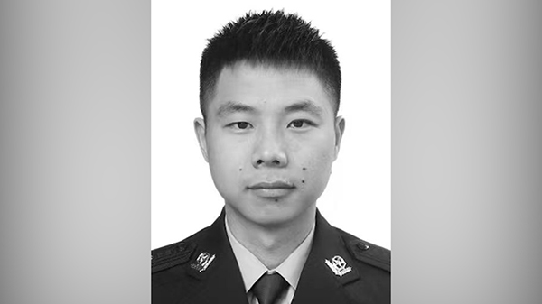 湖南高速交警徐斌处理事故时为救遇险当事人因公牺牲,年仅35岁。