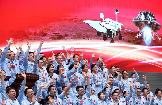航天科研人员在北京航天飞行控制中心指挥大厅庆祝我国首次火星探测任务着陆火星成功(2021年5月15日摄)。新华社记者 金立旺 摄