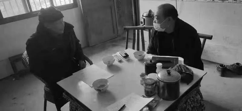 　　戴晓毛(右)走访善塘村丁家组建档立卡贫困户