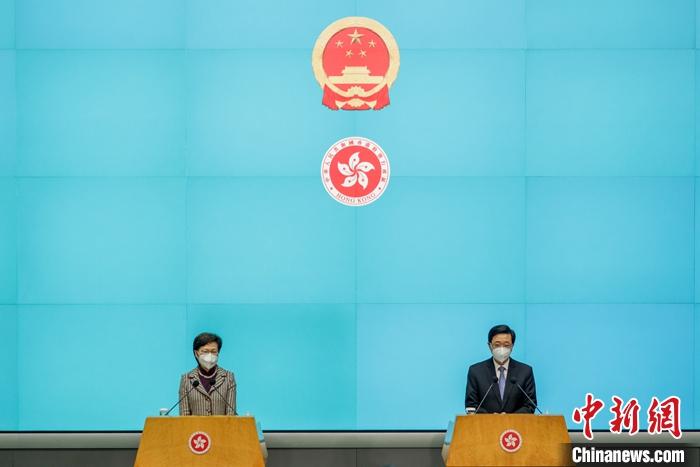 5月9日，香港特区行政长官林郑月娥(左)与第六任行政长官人选李家超(右)会见传媒。 中新社记者 陈永诺 摄