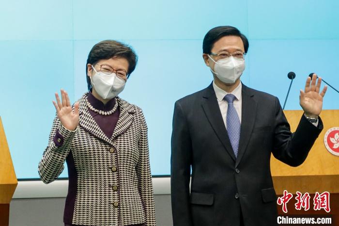 5月9日，香港特区行政长官林郑月娥(左)与第六任行政长官人选李家超(右)会见传媒。 中新社记者 陈永诺 摄