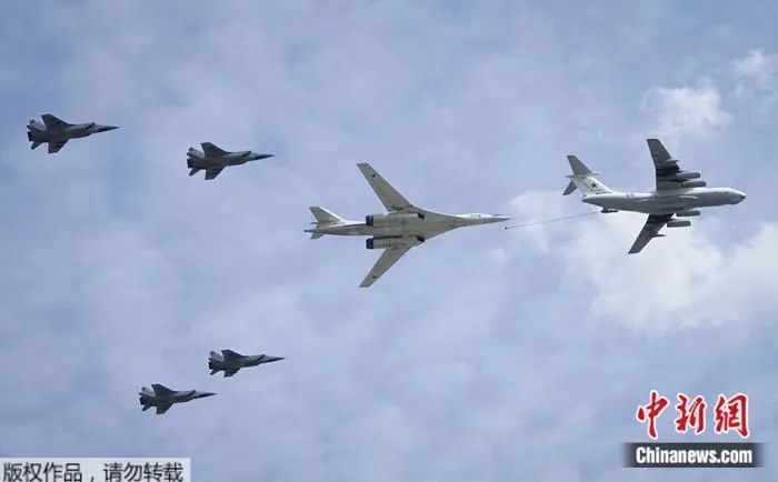 2022年5月7日,参加纪念卫国战争胜利77周年阅兵式总彩排的俄罗斯战机飞越红场上空。