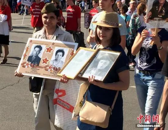 资料图:俄罗斯民众参加“不朽军团”游行。