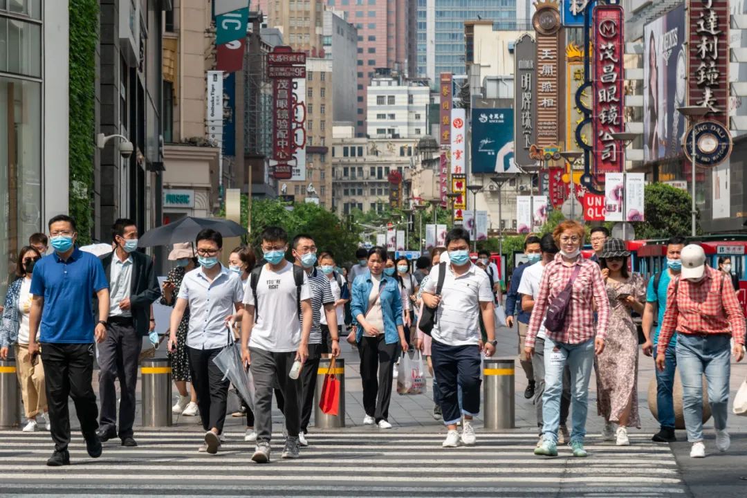 2021年5月11日,上海市南京路步行街上,游客与上班人群交织。中新社发 王冈 摄