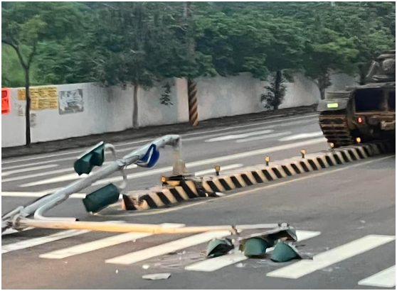 台陆军一坦克9日撞上交通信号灯杆(图片来源:台媒)