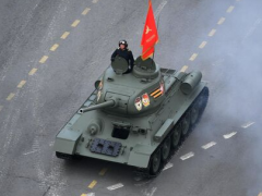 传奇坦克T-34“打头阵” 领衔亮相红场阅兵（现场）