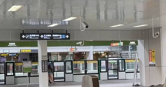 台湾地铁列车以慢速行驶(东森新闻云)