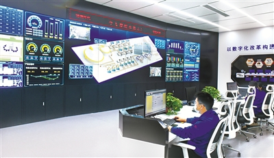 浙江省金华市婺城区某公司车间,工作人员运用智能识别技术,实现柔性化生产。(图片来源:视觉中国)