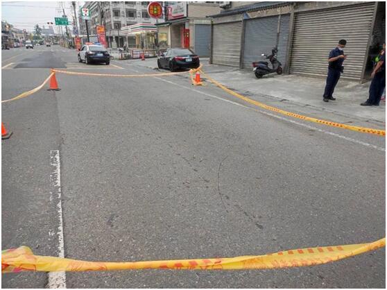 屏东一处民宅9日被人连开20多枪,警方获报后展开调查(图片来源:台湾《联合报》)