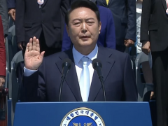 韩国新总统尹锡悦宣誓就职 朴槿惠文在寅同框现身