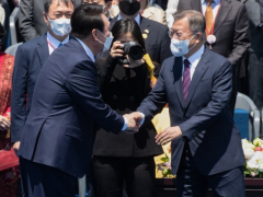 韩国前总统文在寅乘车回乡养老 尹锡悦上前送别