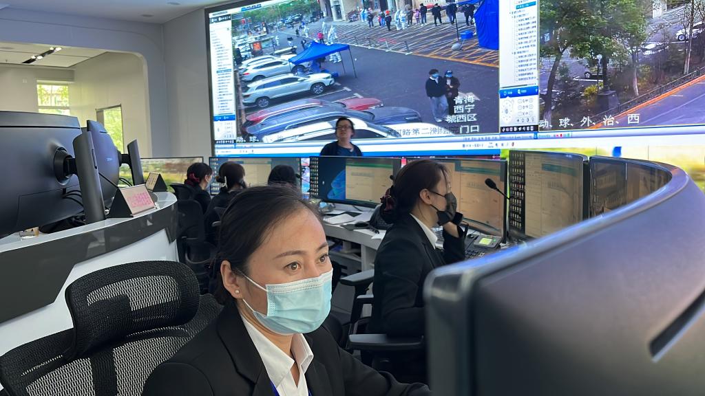 5月8日,在西宁市城西区城市运行指挥中心,工作人员正在登记信息。新华社记者 解统强 摄