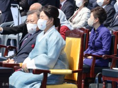 朴槿惠与文在寅罕见同框：两人前后排就坐 全程无交流