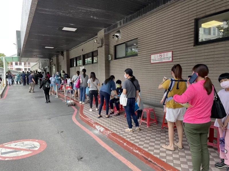 民众在PCR筛检站排队(台媒)