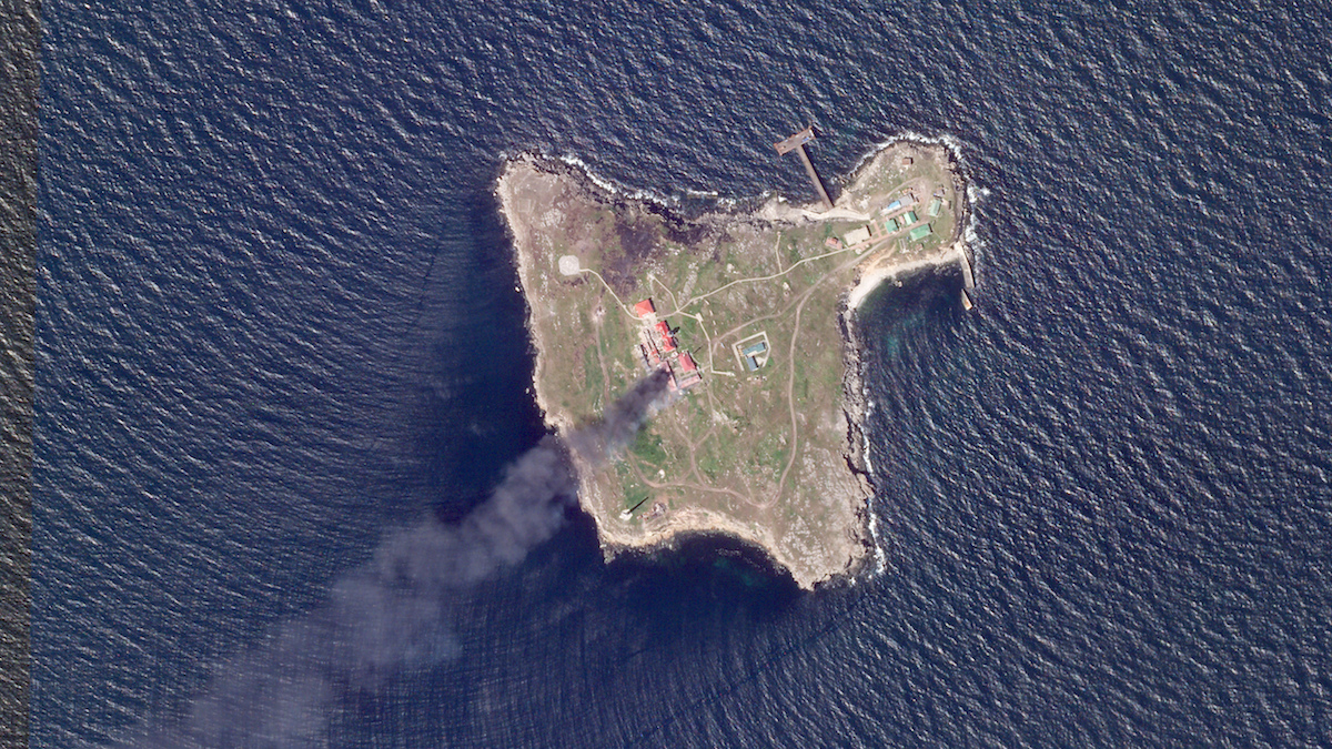 当地时间2022年5月8日,在黑海的蛇岛上,乌克兰袭击了建筑物和一架直升机,被毁建筑冒起浓烟。