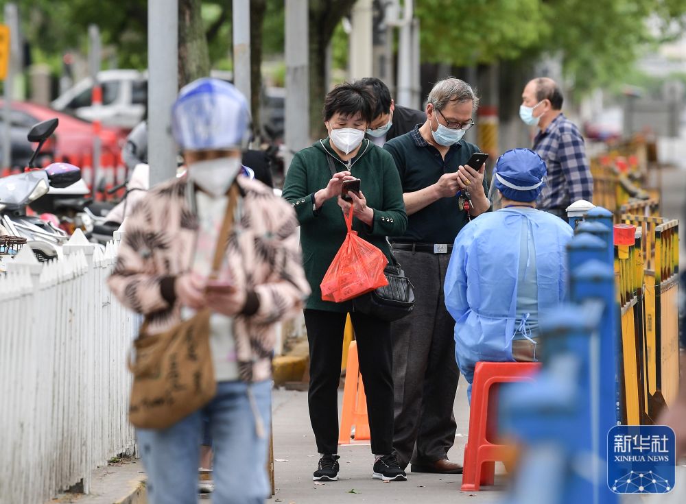 一位顾客在上海市嘉定区一家超市选购水产(5月9日摄)。