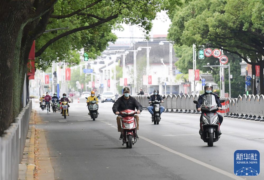 在上海市松江区一家超市外,一名顾客满载而归(5月10日摄)。