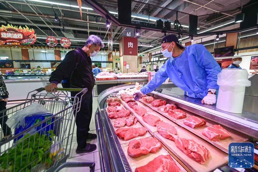 顾客在上海市松江区一家超市选购鲜肉(5月10日摄)。